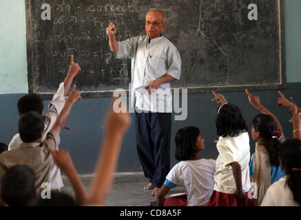 Oct 10, 2008 - Saundatti, India - Girish Chandra insegna inglese a studenti presso la Scuola di Vimochana in Malabad, India. La scuola è stata la prima scuola residenziale per i bambini di Devadasis ed è stata fondata nel 1990 a spezzare il ciclo del sistema Devadasi. Poiché la convinzione è che tutti femmina Foto Stock