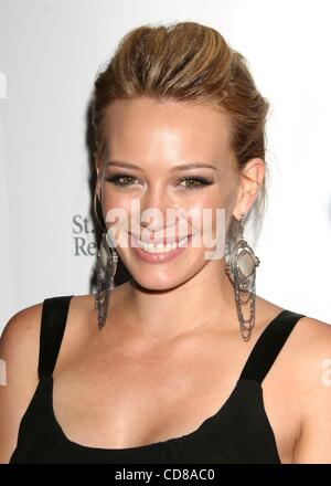 11 ott 2008 - Los Angeles, California, Stati Uniti d'America - attrice Hilary Duff presso la pista per la vita a vantaggio aiutando St Jude per bambini Ospedale di ricerca, presentato da 'Tinker Bell' su DVD e Blu-ray, svoltasi presso il Beverly Hilton Hotel di Beverly Hills. (Credito Immagine: Â© Paul Fenton/ZUMA Press) Foto Stock