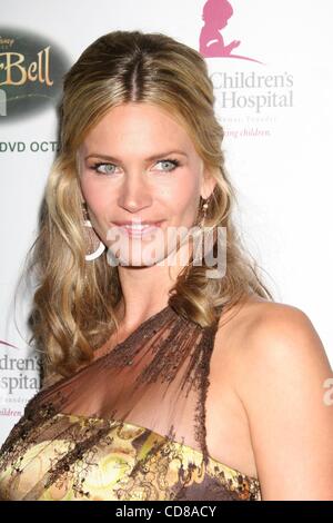 11 ott 2008 - Los Angeles, California, Stati Uniti d'America - attrice Natasha Henstridge presso la pista per la vita a vantaggio aiutando St Jude per bambini Ospedale di ricerca, presentato da 'Tinker Bell' su DVD e Blu-ray, svoltasi presso il Beverly Hilton Hotel di Beverly Hills. (Credito Immagine: Â© Paul Fenton/ZUMA Press) Foto Stock