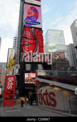 Oct 16, 2008 - Manhattan, New York, Stati Uniti d'America - Sindaco Michael Bloomberg e attrice Bernadette Peters unite da rappresentanti dal Times Square Alliance e altri gruppi locali sono a portata di mano per la grande apertura per introdurre il nuovo Padre Duffy Square e TKTS booth situato all'intersezione di fr Foto Stock