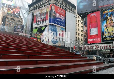 Oct 16, 2008 - Manhattan, New York, Stati Uniti d'America - Sindaco Michael Bloomberg e attrice Bernadette Peters unite da rappresentanti dal Times Square Alliance e altri gruppi locali sono a portata di mano per la grande apertura per introdurre il nuovo Padre Duffy Square e TKTS booth situato all'intersezione di fr Foto Stock