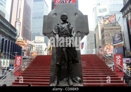 Oct 16, 2008 - Manhattan, New York, Stati Uniti d'America - Sindaco Michael Bloomberg e attrice Bernadette Peters unite da rappresentanti dal Times Square Alliance e altri gruppi locali sono a portata di mano per la grande apertura per introdurre il nuovo Padre Duffy Square e TKTS booth situato all'intersezione di fr Foto Stock