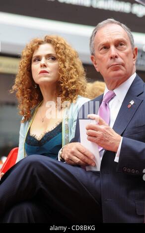 Oct 16, 2008 - Manhattan, New York, Stati Uniti d'America - Sindaco Michael Bloomberg e attrice BERNADETTE PETERS unite da rappresentanti dal Times Square Alliance e altri gruppi locali sono a portata di mano per la grande apertura per introdurre il nuovo Padre Duffy Square e TKTS booth situato all'intersezione di fr Foto Stock