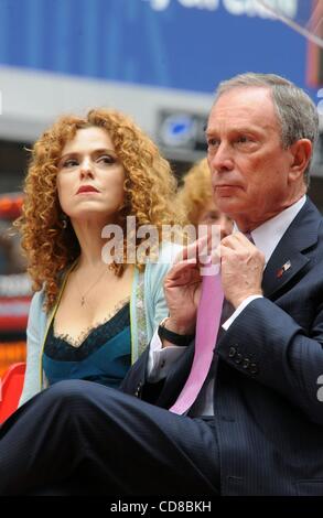 Oct 16, 2008 - Manhattan, New York, Stati Uniti d'America - Sindaco Michael Bloomberg e attrice BERNADETTE PETERS unite da rappresentanti dal Times Square Alliance e altri gruppi locali sono a portata di mano per la grande apertura per introdurre il nuovo Padre Duffy Square e TKTS booth situato all'intersezione di fr Foto Stock