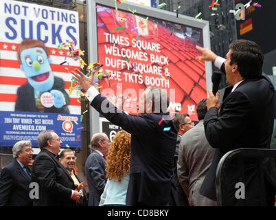 Oct 16, 2008 - Manhattan, New York, Stati Uniti d'America - Sindaco Michael Bloomberg e attrice Bernadette Peters unite da rappresentanti dal Times Square Alliance e altri gruppi locali sono a portata di mano per la grande apertura per introdurre il nuovo Padre Duffy Square e TKTS booth situato all'intersezione di fr Foto Stock