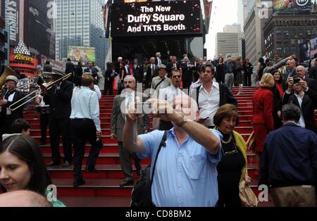 Oct 16, 2008 - Manhattan, New York, Stati Uniti d'America - Sindaco Michael Bloomberg e attrice Bernadette Peters unite da rappresentanti dal Times Square Alliance e altri gruppi locali sono a portata di mano per la grande apertura per introdurre il nuovo Padre Duffy Square e TKTS booth situato all'intersezione di fr Foto Stock