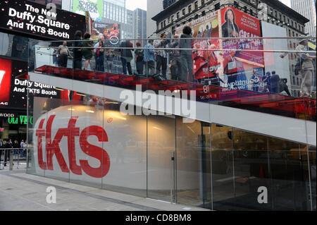 Oct 16, 2008 - Manhattan, New York, Stati Uniti d'America - Sindaco Michael Bloomberg e attrice Bernadette Peters unite da rappresentanti dal Times Square Alliance e altri gruppi locali sono a portata di mano per la grande apertura per introdurre il nuovo Padre Duffy Square e TKTS booth situato all'intersezione di fr Foto Stock