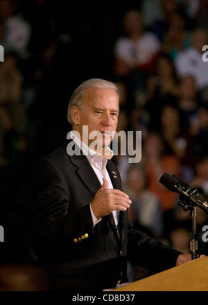 Oct 21, 2008 - Highlands Ranch, Colorado, Stati Uniti d'America - Democratici vice candidato presidenziale Joe Biden dà un discorso durante la sua campagna in sosta ad un incontro comunitario presso Adams Città Alta Scuola in commercio nella città di Highlands Ranch. (Credito Immagine: © Beth Schneider/ZUMA Press) Foto Stock