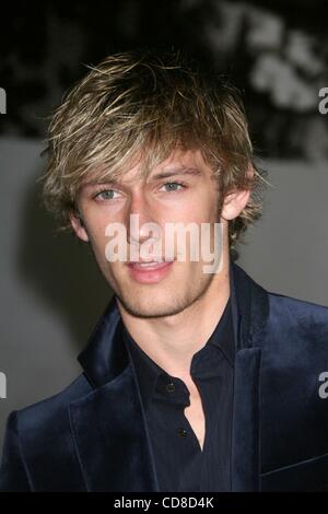 Oct 21, 2008 - Los Angeles, California, Stati Uniti d'America - Attore Alex Pettyfer a Vanity Fair ritratti Mostra 1913-2008 gala tenutosi a LACMA a est di Los Angeles. (Credito Immagine: Â© Paul Fenton/ZUMA Press) Foto Stock