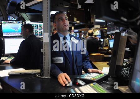 Ottobre 24, 2008 - Manhattan, New York, Stati Uniti d'America - i commercianti lavori questa mattina come scorte drasticamente diminuito a Wall Street all'apertura bell come investitori stock oggetto di dumping in tutto il mondo oltre i timori che l'economia globale era nel pieno di una recessione. (Credito Immagine: Â© Bryan Smith/ZUMA Premere) Restrizioni: * Nuovo Yo Foto Stock