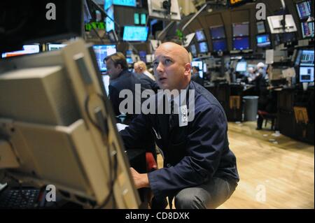 Ottobre 24, 2008 - Manhattan, New York, Stati Uniti d'America - i commercianti lavori questa mattina come scorte drasticamente diminuito a Wall Street all'apertura bell come investitori stock oggetto di dumping in tutto il mondo oltre i timori che l'economia globale era nel pieno di una recessione. (Credito Immagine: Â© Bryan Smith/ZUMA Premere) Restrizioni: * Nuovo Yo Foto Stock