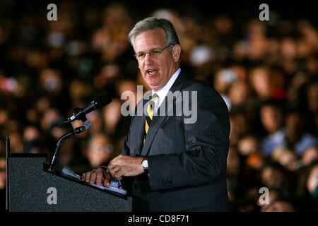 Oct 30, 2008 - Columbia, Missouri, Stati Uniti d'America - Democratici Missouri candidato gubernatorial JAY NIXON introduce Barack Obama presso la University of Missouri-Columbia [Mizzou] giovedì notte davanti a una folla di energica studente di college sostenitori. Missouri è tra i membri della campagna di Obama è feroce Foto Stock