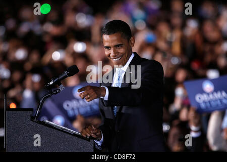 Oct 30, 2008 - Columbia, Missouri, Stati Uniti d'America - candidato presidenziale democratico senatore Barack Obama punti a un sostenitore come egli le campagne presso la University of Missouri-Columbia [Mizzou] giovedì notte davanti a una folla di energica studente di college sostenitori. Missouri è tra i membri della camma di Obama Foto Stock