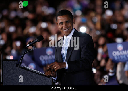 Oct 30, 2008 - Columbia, Missouri, Stati Uniti d'America - candidato presidenziale democratico senatore Barack Obama sorrisi come egli le campagne presso la University of Missouri-Columbia [Mizzou] giovedì notte davanti a una folla di energica studente di college sostenitori. Missouri è tra i membri della campagna di Obama è feroce Foto Stock