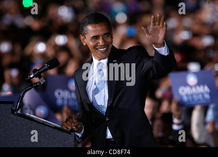 Oct 30, 2008 - Columbia, Missouri, Stati Uniti d'America - candidato presidenziale democratico senatore Barack Obama onde per la folla come egli le campagne presso la University of Missouri-Columbia [Mizzou] giovedì notte davanti a una folla di energica studente di college sostenitori. Missouri è tra i membri di Obama campai Foto Stock