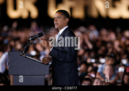 Oct 30, 2008 - Columbia, Missouri, Stati Uniti d'America - candidato presidenziale democratico senatore Barack Obama campagne nella parte anteriore di una 'MISSOURI per cambiare segno presso la University of Missouri-Columbia [Mizzou] giovedì notte davanti a una folla di energica studente di college sostenitori. Missouri è tra gli Stati membri Foto Stock