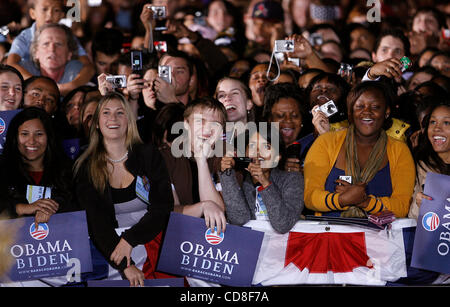 Oct 30, 2008 - Columbia, Missouri, Stati Uniti d'America - sostenitori guarda il senatore Barack Obama campagna presso la University of Missouri-Columbia [Mizzou] giovedì notte davanti a una folla di energica studente di college sostenitori. Missouri è tra i membri della campagna di Obama è ferocemente per concorrenti, come sondaggi indi Foto Stock