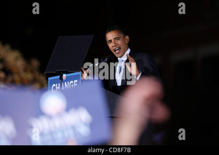 Oct 30, 2008 - Columbia, Missouri, Stati Uniti d'America - candidato presidenziale democratico senatore Barack Obama campagne presso la University of Missouri-Columbia [Mizzou] giovedì notte davanti a una folla di energica studente di college sostenitori. Missouri è tra i membri della campagna di Obama è ferocemente competere Foto Stock