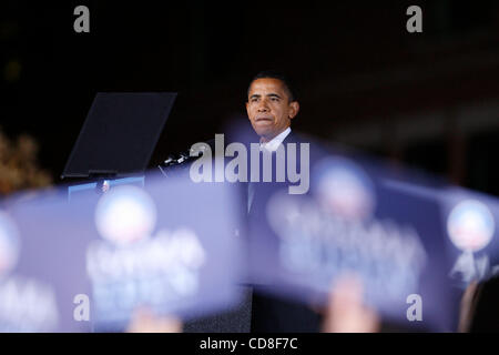 Oct 30, 2008 - Columbia, Missouri, Stati Uniti d'America - candidato presidenziale democratico senatore Barack Obama campagne presso la University of Missouri-Columbia [Mizzou] giovedì notte davanti a una folla di energica studente di college sostenitori. Missouri è tra i membri della campagna di Obama è ferocemente competere Foto Stock