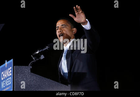 Oct 30, 2008 - Columbia, Missouri, Stati Uniti d'America - candidato presidenziale democratico senatore Barack Obama campagne presso la University of Missouri-Columbia [Mizzou] giovedì notte davanti a una folla di energica studente di college sostenitori. Missouri è tra i membri della campagna di Obama è ferocemente competere Foto Stock