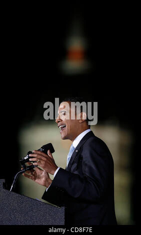 Oct 30, 2008 - Columbia, Missouri, Stati Uniti d'America - candidato presidenziale democratico senatore Barack Obama campagne con Jesse Hall in background all'Università di Missouri-Columbia [Mizzou] giovedì notte davanti a una folla di energica studente di college sostenitori. Missouri è tra i membri della soluzione OBA Foto Stock