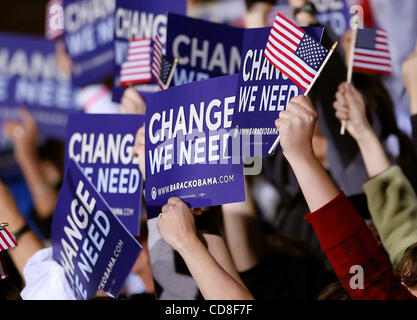 Oct 30, 2008 - Columbia, Missouri, Stati Uniti d'America - sostenitori segni d'onda come senatore Barack Obama campagne presso la University of Missouri-Columbia [Mizzou] giovedì notte davanti a una folla di energica studente di college sostenitori. Missouri è tra i membri della campagna di Obama è ferocemente per concorrenti, come p Foto Stock