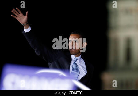 Oct 30, 2008 - Columbia, Missouri, Stati Uniti d'America - candidato presidenziale democratico senatore Barack Obama onde per la folla come egli lascia lo stato presso la University of Missouri-Columbia [Mizzou] giovedì notte davanti a una folla di energica studente di college sostenitori. Missouri è tra i membri di Obama Foto Stock