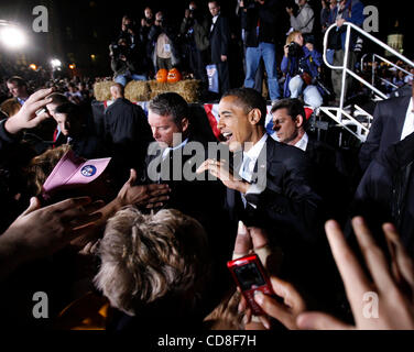 Oct 30, 2008 - Columbia, Missouri, Stati Uniti d'America - candidato presidenziale democratico senatore Barack Obama ride come egli scuote le mani con studenti presso l Università di Missouri-Columbia [Mizzou] giovedì notte davanti a una folla di energica studente di college sostenitori. Missouri è tra i membri di Obama c Foto Stock