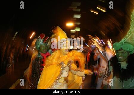 Oct 31, 2008 - New York New York, Stati Uniti d'America - una sfilata partecipante marche in strada durante la trentacinquesima edizione annuale di Greenwich Village Halloween Parade. (Credito Immagine: Â© Mehmet Demirci/ZUMA Press) Foto Stock