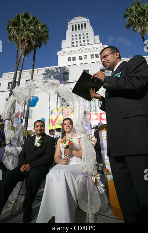 Migliaia di sostenitori di Proposizione 8 Unire i gruppi Multi-Ethnic al Rally al di fuori di Los Angeles City Hall di domenica 2 novembre, 2008. (Foto di Ringo Chiu / Zuma Press) Foto Stock