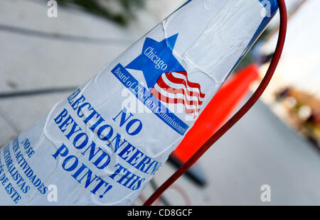 04 nov 2008 - Chicago, Illinois, Stati Uniti d'America - non un cono di campagna elettorale si trova su Michigan Avenue vicino a un luogo di polling. Sostenitori, la polizia e i fornitori di Stree una marcia in più per il senatore Barack Obama per la campagna di elezione notte stasera in Grant Park, centro di Chicago, Illinois, il 4 novembre 2008. I venditori ambulanti vendono Foto Stock