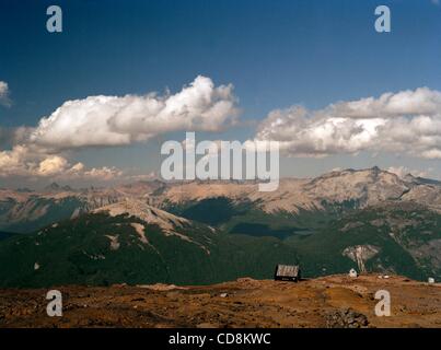 Novembre 21, 2008 - Bariloche, Rio Nego, Argentina - Il refugio Otto Meiling siede tra i ghiacciai Castaño Overa y Alerce e dal rifugio escursionisti può ottenere una vista della Pampa Linda, Valle Paso de las Nubes e vette circostanti di López, Bonete, Righi e Catedral tra gli altri nei pressi della città di Bariloche, Foto Stock