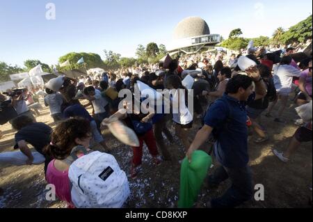 Nov 22, 2008 - Buenos Aires, Buenos Aires, Argentina - una folla stimata a circa duemila persone al secondo Lucha de Almohadas o cuscino lotta scherzosamente attaccano reciprocamente di fronte al Planetarium di Buenos Aires, Argentina, 22 novembre 2008. La folla era composta da bambini ai giovani un Foto Stock