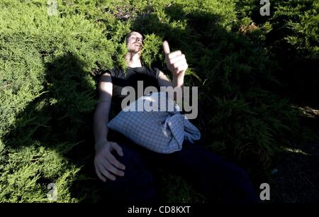 Nov 22, 2008 - Buenos Aires, Buenos Aires, Argentina - Costantino Mitrokhen, 26, di Russia e ora vivono nel quartiere di Palermo dà un pollice in alto va bene come egli risiede nelle boccole di prendere una breve pausa da Lucha de Almohadas o cuscino lotta di fronte al Planetarium di Buenos Aires, Arge Foto Stock