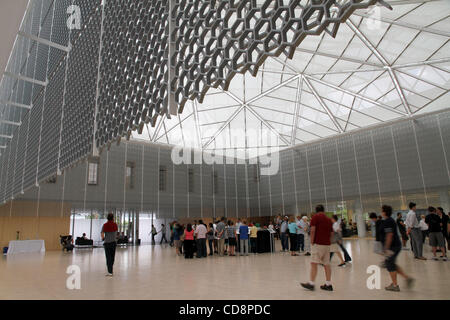 Jun 05, 2010 - Ottawa, Ontario, Canada - Ai visitatori di ammirare gli interni della delegazione dell'Imamat Ismaili edificio, durante le porte aperte ad Ottawa evento che ha avuto luogo tra il 5 e 6 giugno 2010. La delegazione della Ismaili Imamat è stato formalmente inaugurato dal Primo Ministro Stephen Harper su dicembre 6, 2 Foto Stock