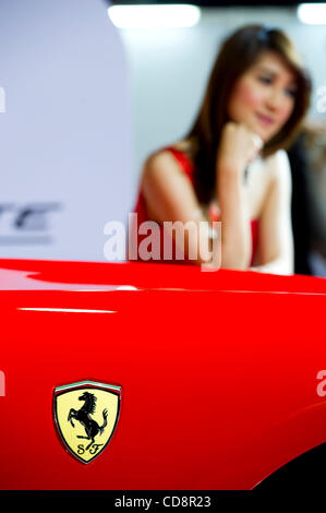 Un modello di posa con la Ferrari 599 GTB Fiorano a Super Car & Accessori per Auto fiera. La manifestazione è aperta al pubblico dal 29 maggio al 06 giugno ed è una piattaforma per le automobili, i pezzi di ricambio e accessori industria. Foto Stock