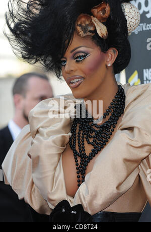 Jun 08, 2010 - Los Angeles, California, Stati Uniti d'America - TYRA SANCHEZ dal cast di 'RuPauls' Drag Race' sul tappeto rosso durante il NewNowNext Awards 2010 ospitato dalla rete dei loghi a Edison Hotel. (Credito Immagine: © Mark Samala/ZUMApress.com) Foto Stock