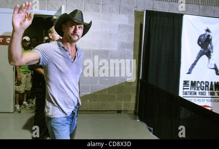 Giugno 10, 2010 - Nashville, TN, Stati Uniti d'America - Tim McGraw onde per migliaia di tifosi in attesa hisautograph. (Credito Immagine: © Il Tennessean/ZUMApress.com) Foto Stock