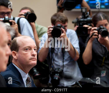 Giugno 15, 2010 - Washington, Distretto di Columbia, Stati Uniti, - Lamar McKay, presidente e presidente di BP America Inc. si prepara a testimoniare con Rex Tillerson, Presidente e CEO di ExxonMobil; John Watson, presidente e amministratore delegato di Chevron Corporation; James Mulva, presidente e CEO di ConocoPhillips; e Marvin Foto Stock