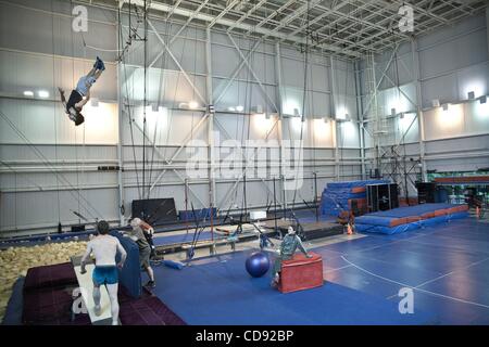 Jun 16, 2010 - Montreal, Canada - Cirque du Soleil "circo del sole", canadesi è un società di intrattenimento, self-descritto come un "mix drammatico di arti di Circo e spettacoli di strada." in base a Montreal, Quebec, Canada e situato nell'area urbana di Saint-Michel, fu fondato in Baie-Saint- Foto Stock