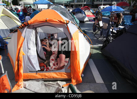 Jun 22, 2010 - Los Angeles, California, Stati Uniti - Centinaia di appassionati da tutta la California e gli Stati Uniti hanno cominciato a quattro giorni camp fuori tra il centro di fiocco e il Nokia Plaza in attesa per l'apertura premiere di Twilight Eclispe. (Credito Immagine: © Mark Samala/ZUMA Press) Foto Stock