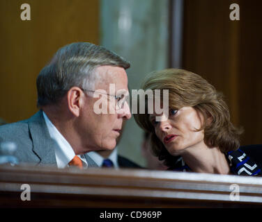 Giugno 23, 2010 - Washington, Distretto di Columbia, Stati Uniti, - Senatori Byron Dorgan e Lisa Murkowski conferire durante il Senato interno, ambiente e relative agenzie sottocomitato audizione sulla gestione dei minerali la riorganizzazione del servizio. (Credito Immagine: © Pete Marovich/ZUMApress.com) Foto Stock