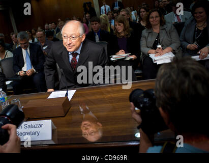 Giugno 23, 2010 - Washington, Distretto di Columbia, Stati Uniti, - Segretario degli Interni Ken Salazar si prepara a testimoniare davanti al Senato interno, ambiente e relative agenzie sottocomitato audizione sulla gestione dei minerali la riorganizzazione del servizio. (Credito Immagine: © Pete Marovich/ZUMApress.com) Foto Stock