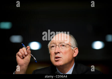 Giugno 23, 2010 - Washington, Distretto di Columbia, Stati Uniti, - Segretario degli Interni Ken Salazar testimonia davanti al Senato interno, ambiente e relative agenzie sottocomitato audizione sulla gestione dei minerali la riorganizzazione del servizio. (Credito Immagine: © Pete Marovich/ZUMApress.com) Foto Stock