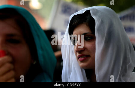 Gli avvocati del Kashmir prendere parte durante una manifestazione di protesta a Srinagar,la capitale estiva del Kashmir indiano Giovedì 24 Giugno, 2010. Decine di avvocati nel Kashmir indiano giovedì hanno marciato nel principale quartiere degli affari per protestare contro il recente assassinio di tre giovani dalle forze indiane. Gli avvocati di dem erano Foto Stock