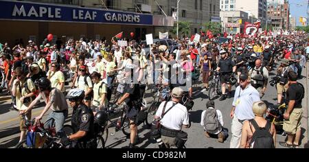 Giugno 25, 2010 - Toronto, Ontario, Canada - circa 2000 manifestanti da vari gruppi di lobbisti marzo nelle strade durante il G20, il vertice del G8 nel centro cittadino di Toronto. (Credito Immagine: Â© Kamal Sellehuddin/ZUMApress.com) Foto Stock