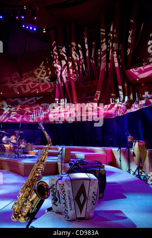 Giugno 25, 2010 - Los Angels, CALIFORNIA, STATI UNITI D'AMERICA Los Tigres del Norte, un messicano fascia giocare "Norteño" musica di stile eseguire presso il Walt Disney Concert Hall. (Immagine di credito © Alex Pitt/Zuma Press) Foto Stock