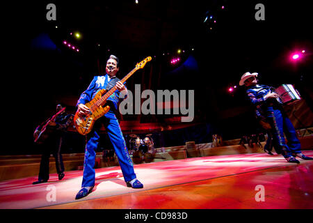 Giugno 25, 2010 - Los Angels, CALIFORNIA, STATI UNITI D'AMERICA Los Tigres del Norte, un messicano fascia giocare "Norteño" musica di stile eseguire presso il Walt Disney Concert Hall. (Immagine di credito © Alex Pitt/Zuma Press) Foto Stock
