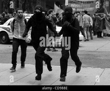 Giugno 25, 2010 - Toronto, Ontario, Canada - Black Bloc manifestanti presso il centro cittadino di Toronto durante il Vertice del G20 protesta.. Mentre la G20 è andato incontro a Toronto nel giugno 2010, il Black Bloc ha preso per le strade. Il gruppo di giovani vestiti di colore scuro le felpe con cappuccio, scarponi da combattimento con bandane ov Foto Stock