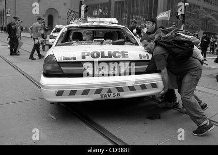 Giugno 25, 2010 - Toronto, Ontario, Canada - Mentre la G20 è andato incontro a Toronto nel giugno 2010, il Black Bloc ha preso per le strade. Il gruppo di giovani vestiti di colore scuro le felpe con cappuccio, scarponi da combattimento con bandane oltre le loro facce è diventato una forza in se stessi si muove attraverso le strade di Foto Stock